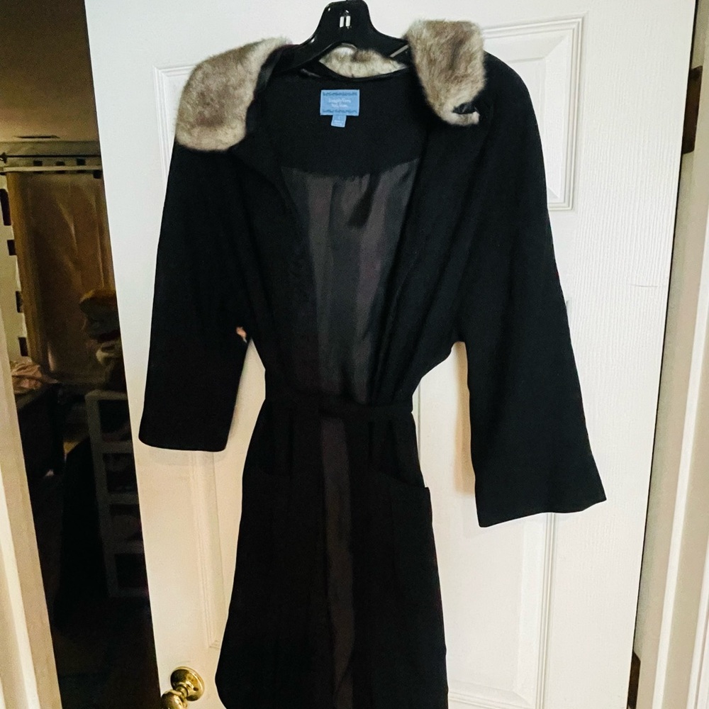 Elegant Black light weight coat with Faux Fur Collar